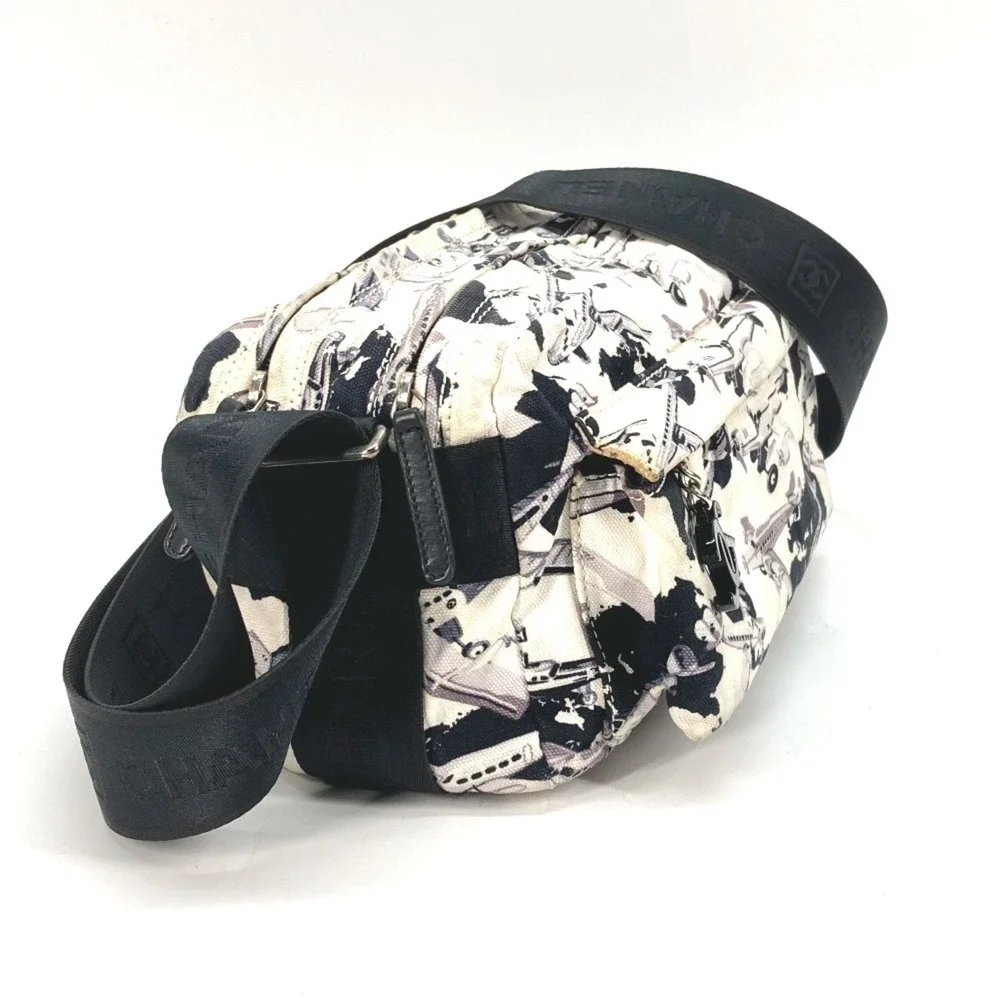 CHANEL Black Pochette Shoulder Bag